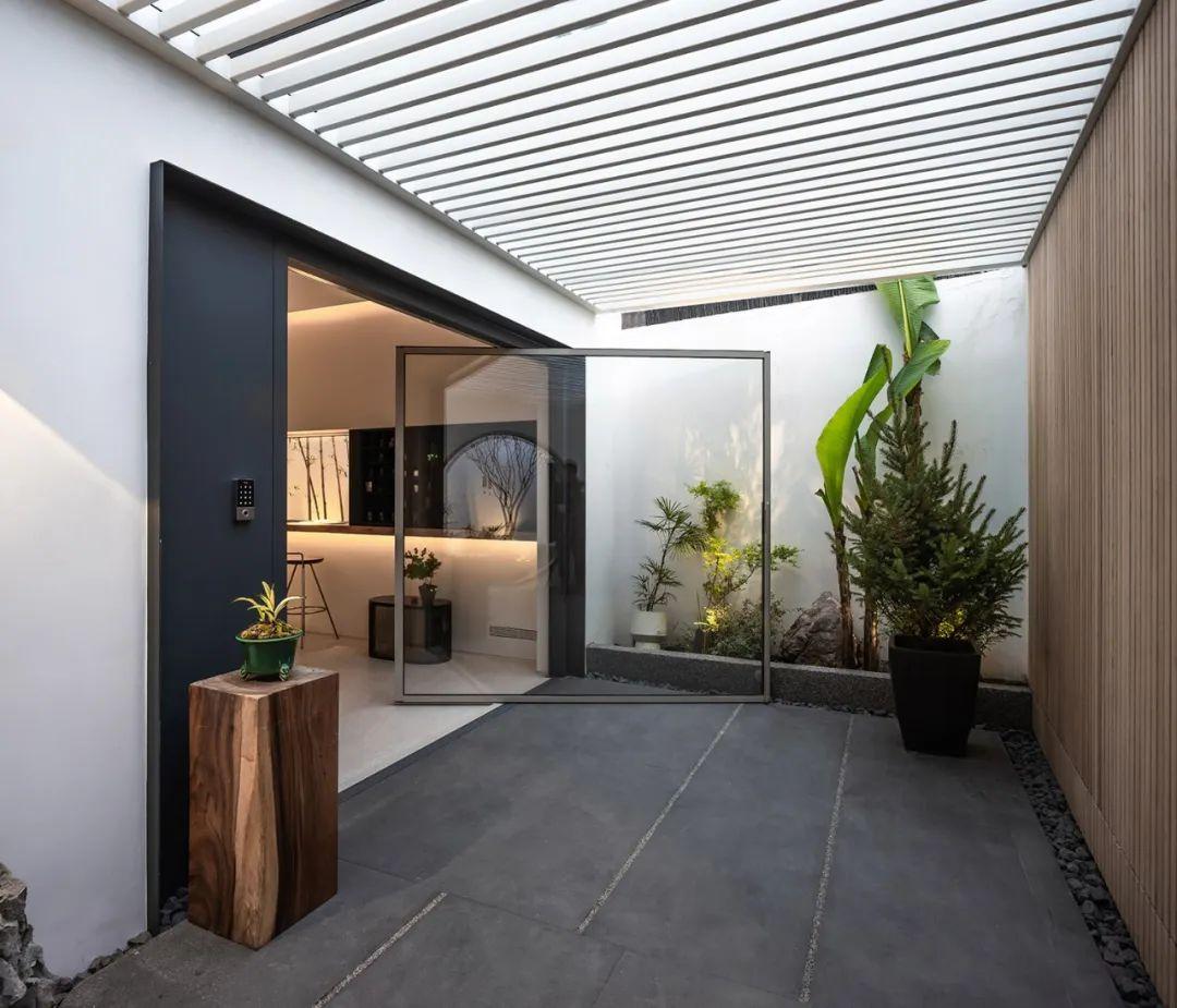 Chiêm ngưỡng căn nhà 500m2 tốn 8 năm mới hoàn thành, có khu vườn và bể cá koi đầy ấn tượng - Ảnh 11. Chiêm ngưỡng căn nhà 500m2 tốn 8 năm mới hoàn thành, có khu vườn và bể cá koi đầy ấn tượng - Ảnh 11.