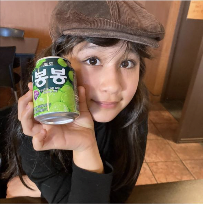 Cô bé "cá mập con" trong MV 13 tỷ view sau 7 năm: Lột xác thành thiếu nữ, cuộc sống hiện tại gây chú ý - Ảnh 6.