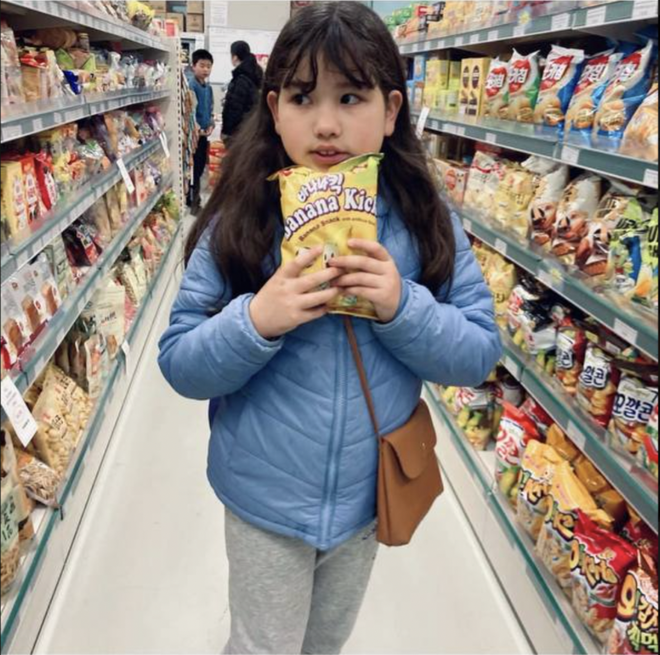 Cô bé "cá mập con" trong MV 13 tỷ view sau 7 năm: Lột xác thành thiếu nữ, cuộc sống hiện tại gây chú ý - Ảnh 4.