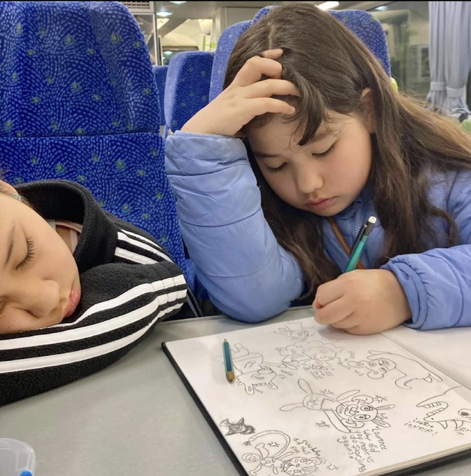 Cô bé "cá mập con" trong MV 13 tỷ view sau 7 năm: Lột xác thành thiếu nữ, cuộc sống hiện tại gây chú ý - Ảnh 7.