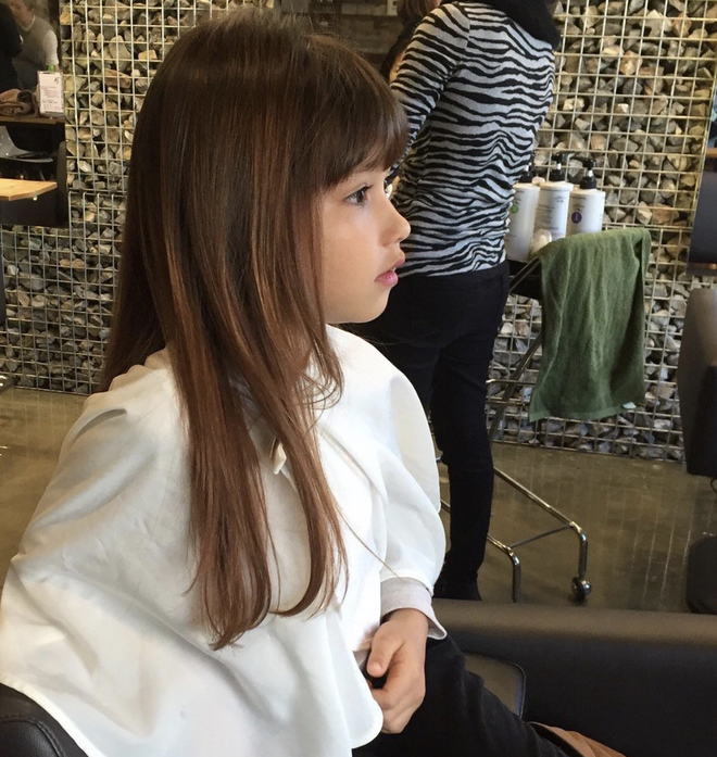 Cô bé "cá mập con" trong MV 13 tỷ view sau 7 năm: Lột xác thành thiếu nữ, cuộc sống hiện tại gây chú ý - Ảnh 3.