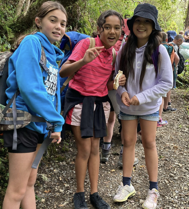 Cô bé "cá mập con" trong MV 13 tỷ view sau 7 năm: Lột xác thành thiếu nữ, cuộc sống hiện tại gây chú ý - Ảnh 8.