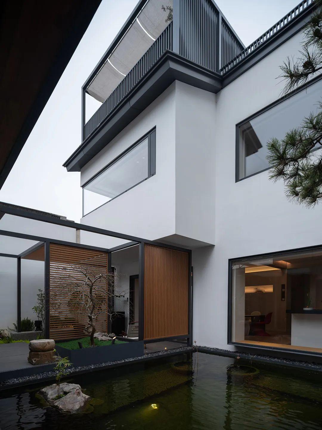 Chiêm ngưỡng căn nhà 500m2 tốn 8 năm mới hoàn thành, có khu vườn và bể cá koi đầy ấn tượng - Ảnh 1. Chiêm ngưỡng căn nhà 500m2 tốn 8 năm mới hoàn thành, có khu vườn và bể cá koi đầy ấn tượng - Ảnh 1.