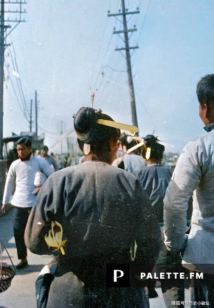 Thêm màu vào bộ ảnh cũ chụp phụ nữ thời Mãn Thanh, phát hiện một sự thật: Chỉ người giàu mới thích bó chân!- Ảnh 6. Thêm màu vào bộ ảnh cũ chụp phụ nữ thời Mãn Thanh, phát hiện một sự thật: Chỉ người giàu mới thích bó chân!- Ảnh 6.