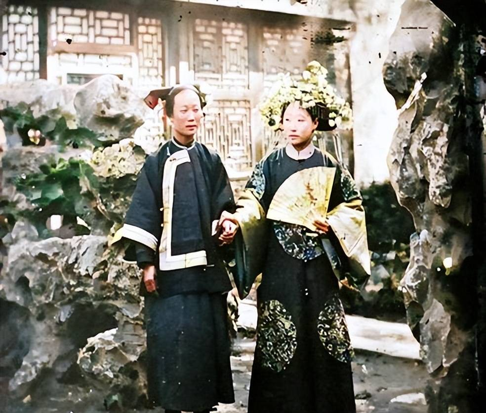 Thêm màu vào bộ ảnh cũ chụp phụ nữ thời Mãn Thanh, phát hiện một sự thật: Chỉ người giàu mới thích bó chân!- Ảnh 1. Thêm màu vào bộ ảnh cũ chụp phụ nữ thời Mãn Thanh, phát hiện một sự thật: Chỉ người giàu mới thích bó chân!- Ảnh 1.