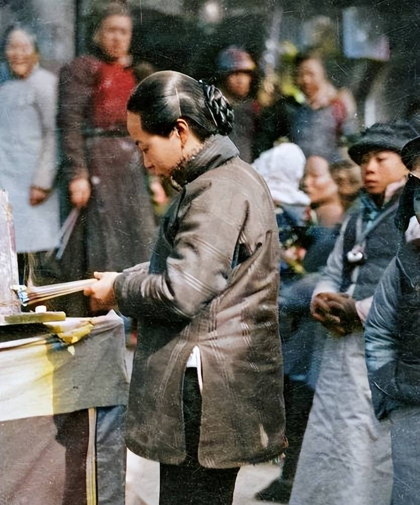Thêm màu vào bộ ảnh cũ chụp phụ nữ thời Mãn Thanh, phát hiện một sự thật: Chỉ người giàu mới thích bó chân!- Ảnh 2. Thêm màu vào bộ ảnh cũ chụp phụ nữ thời Mãn Thanh, phát hiện một sự thật: Chỉ người giàu mới thích bó chân!- Ảnh 2.