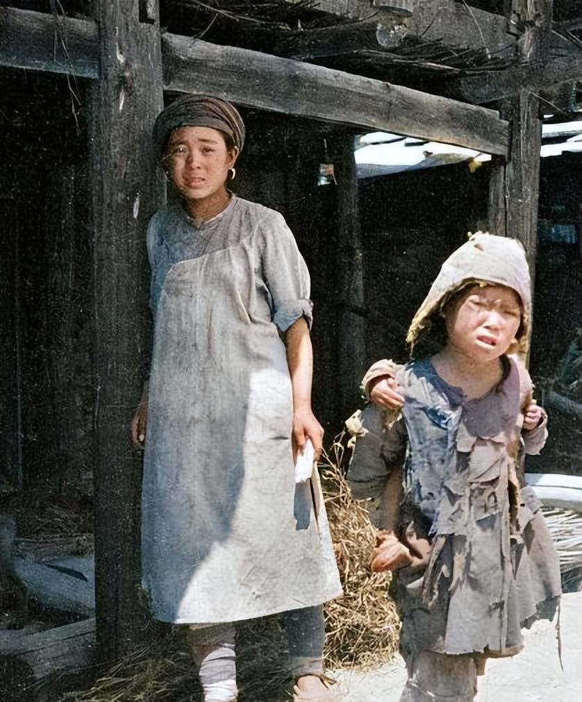 Thêm màu vào bộ ảnh cũ chụp phụ nữ thời Mãn Thanh, phát hiện một sự thật: Chỉ người giàu mới thích bó chân!- Ảnh 3. Thêm màu vào bộ ảnh cũ chụp phụ nữ thời Mãn Thanh, phát hiện một sự thật: Chỉ người giàu mới thích bó chân!- Ảnh 3.