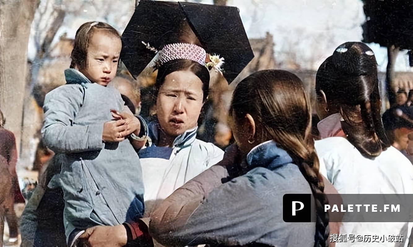 Thêm màu vào bộ ảnh cũ chụp phụ nữ thời Mãn Thanh, phát hiện một sự thật: Chỉ người giàu mới thích bó chân!- Ảnh 9. Thêm màu vào bộ ảnh cũ chụp phụ nữ thời Mãn Thanh, phát hiện một sự thật: Chỉ người giàu mới thích bó chân!- Ảnh 9.