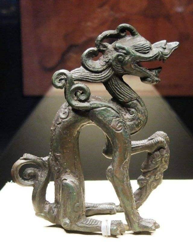 Lão nông "mất ăn mất ngủ" vì nhặt được "con rồng cao 19,6 cm" biết la hét mỗi đêm, chuyên gia mừng rỡ phán: "Đó là bảo vật vô giá!" - Ảnh 3. Lão nông "mất ăn mất ngủ" vì nhặt được "con rồng cao 19,6 cm" biết la hét mỗi đêm, chuyên gia mừng rỡ phán: "Đó là bảo vật vô giá!" - Ảnh 3.