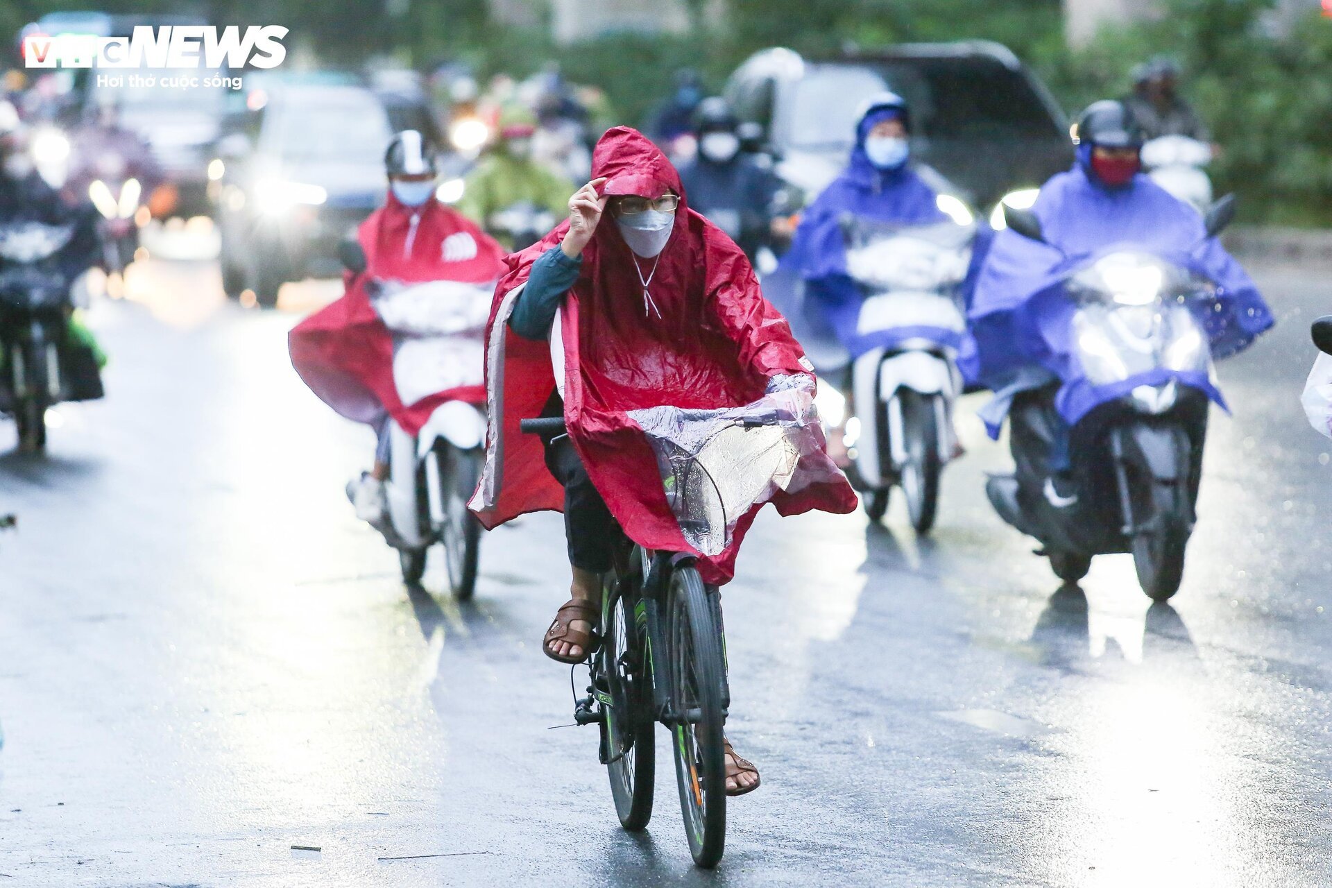 Người Hà Nội chật vật đi làm trong cảnh mưa rét, tắc đường sáng đầu tuần - Ảnh 17.