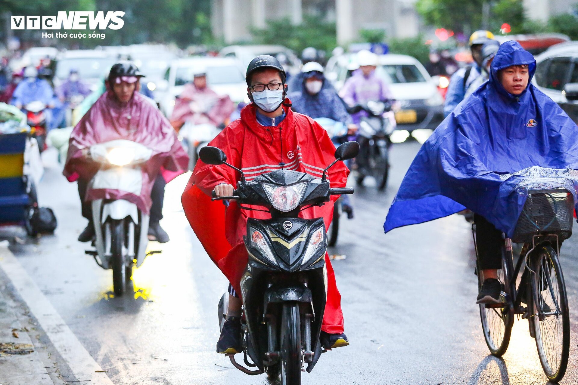 Người Hà Nội chật vật đi làm trong cảnh mưa rét, tắc đường sáng đầu tuần - Ảnh 4.