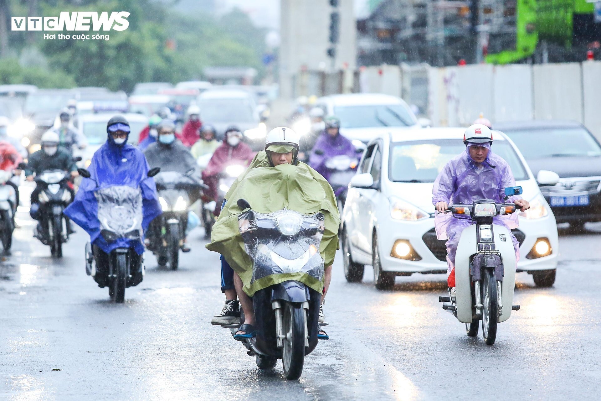 Người Hà Nội chật vật đi làm trong cảnh mưa rét, tắc đường sáng đầu tuần - Ảnh 1.
