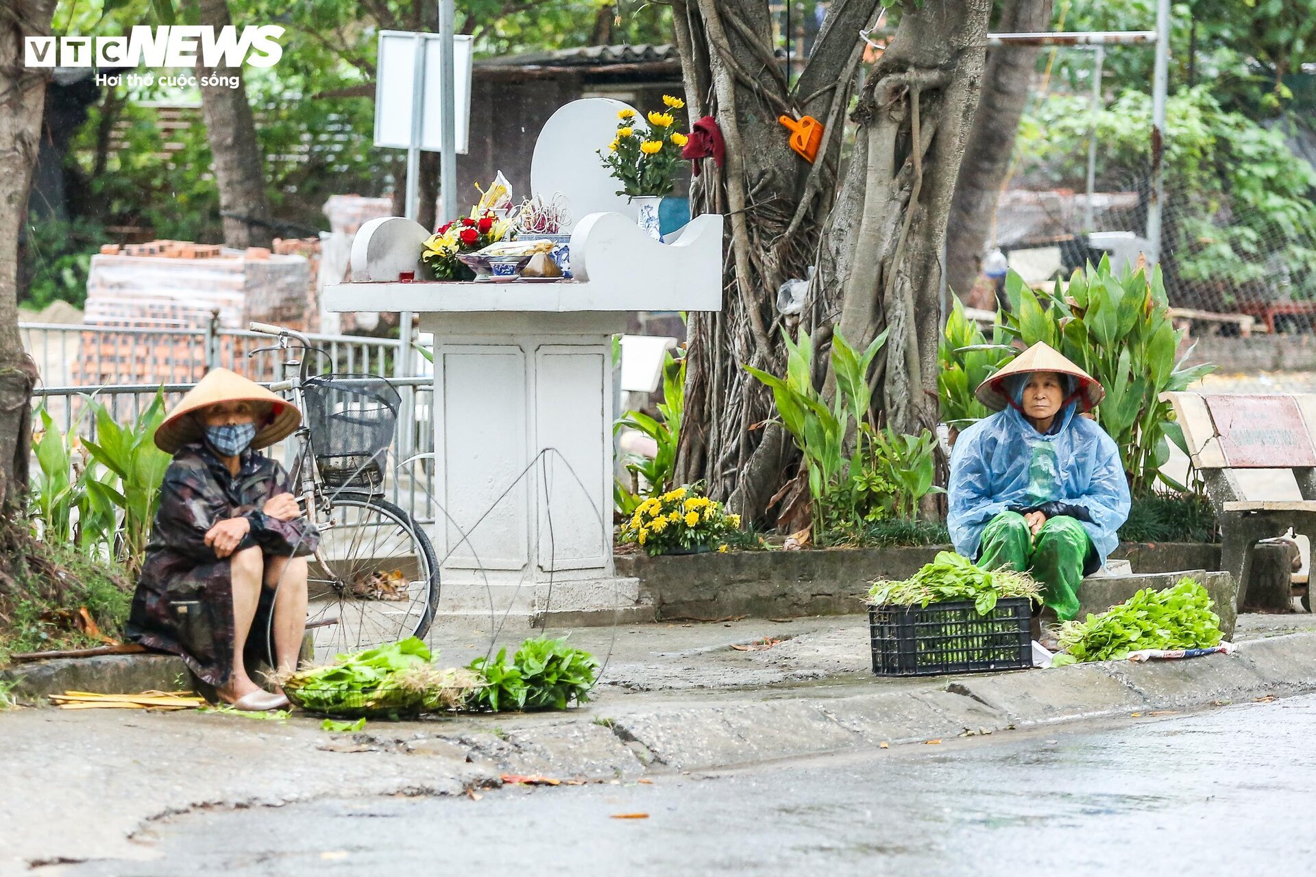 Người Hà Nội chật vật đi làm trong cảnh mưa rét, tắc đường sáng đầu tuần - Ảnh 14.