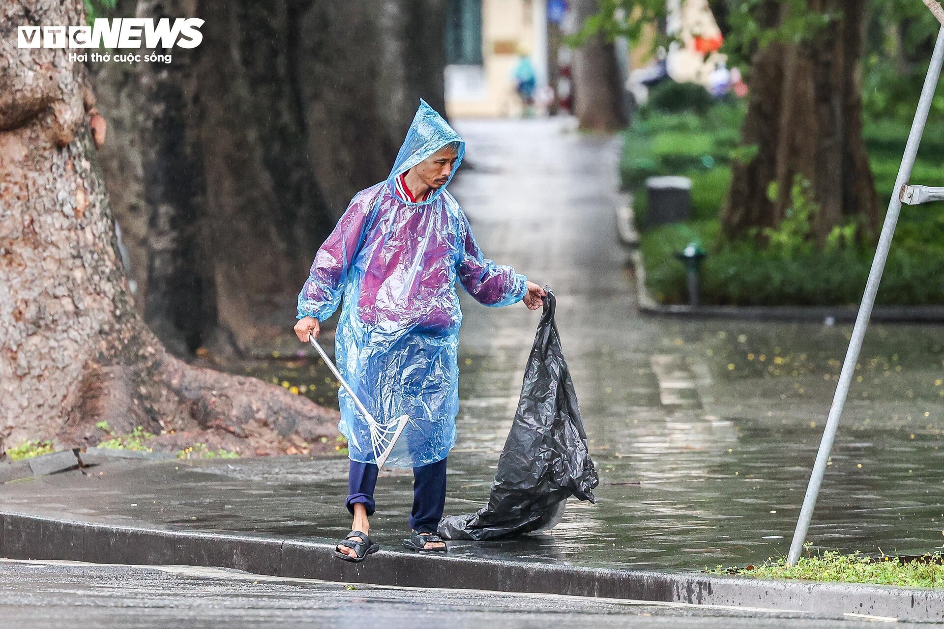 Người Hà Nội chật vật đi làm trong cảnh mưa rét, tắc đường sáng đầu tuần - Ảnh 13.