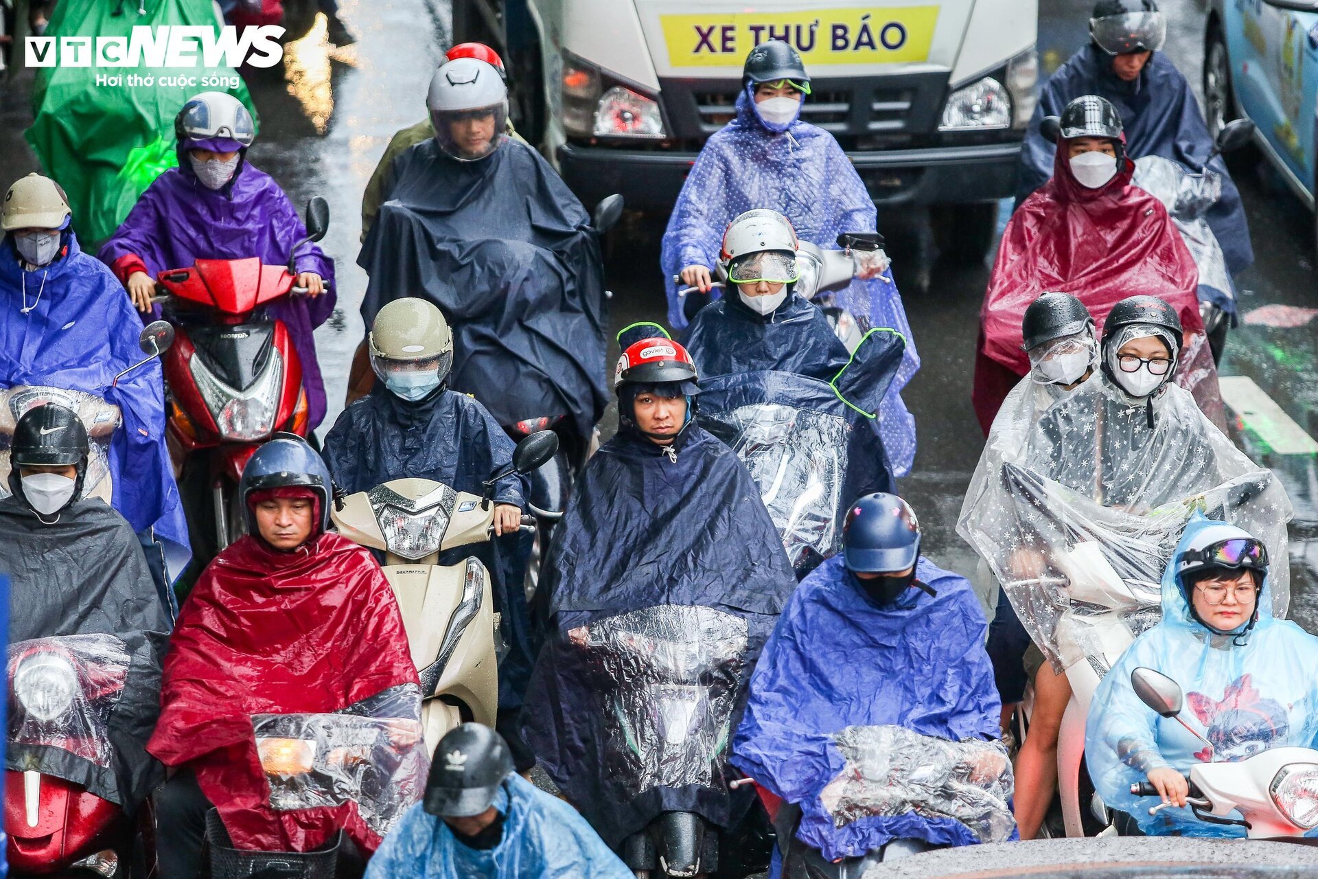 Người Hà Nội chật vật đi làm trong cảnh mưa rét, tắc đường sáng đầu tuần - Ảnh 5.