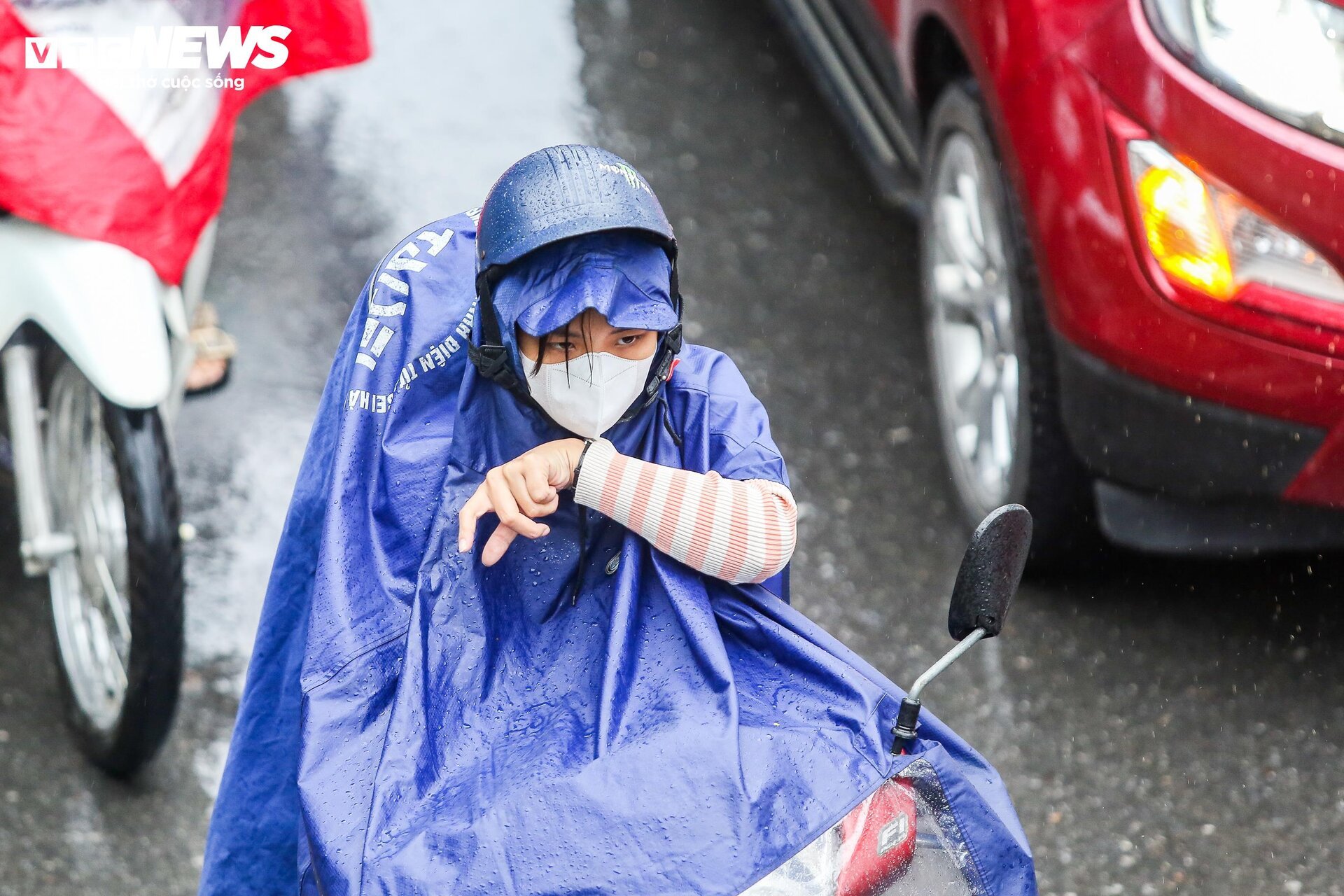 Người Hà Nội chật vật đi làm trong cảnh mưa rét, tắc đường sáng đầu tuần - Ảnh 6.