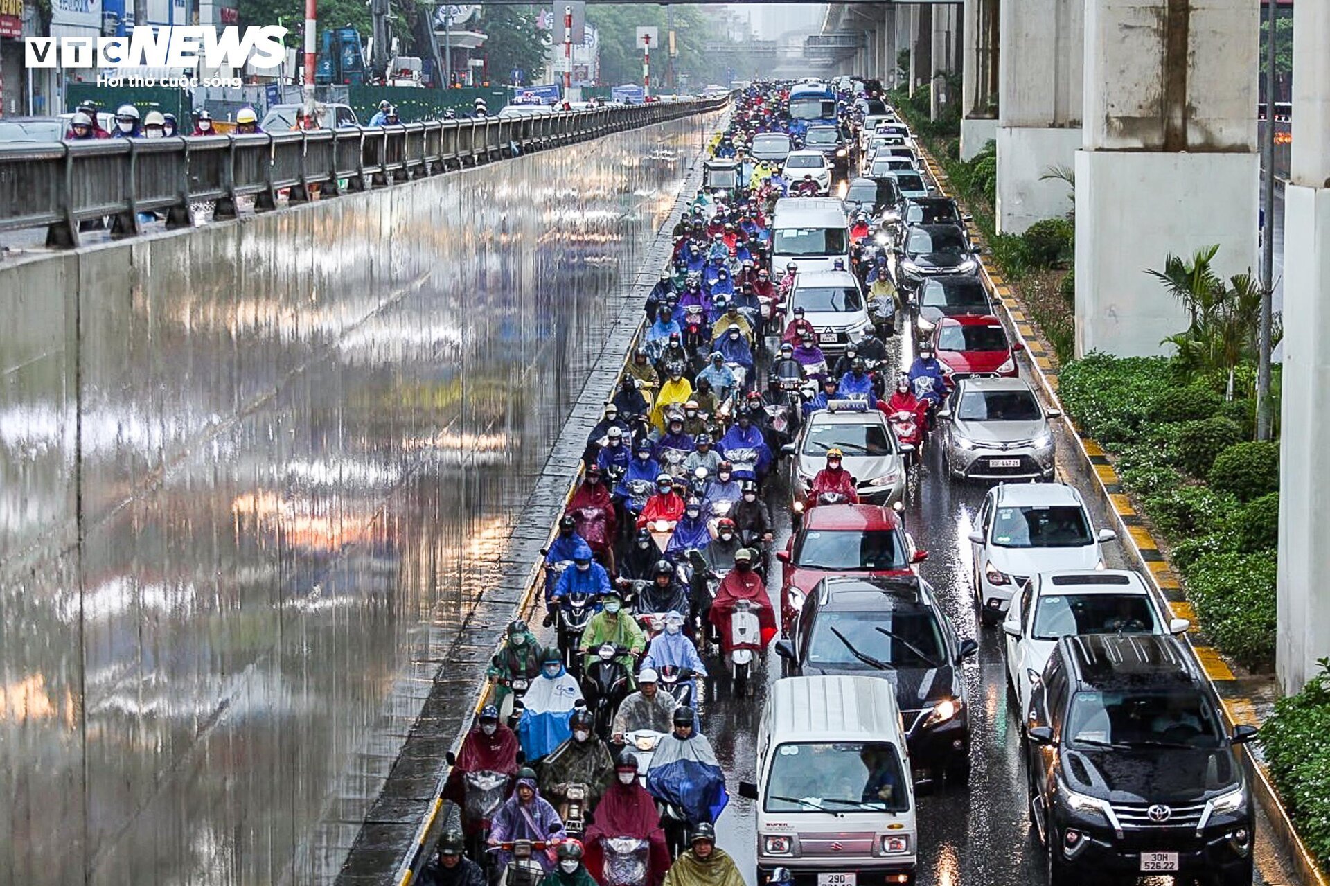 Người Hà Nội chật vật đi làm trong cảnh mưa rét, tắc đường sáng đầu tuần - Ảnh 11.
