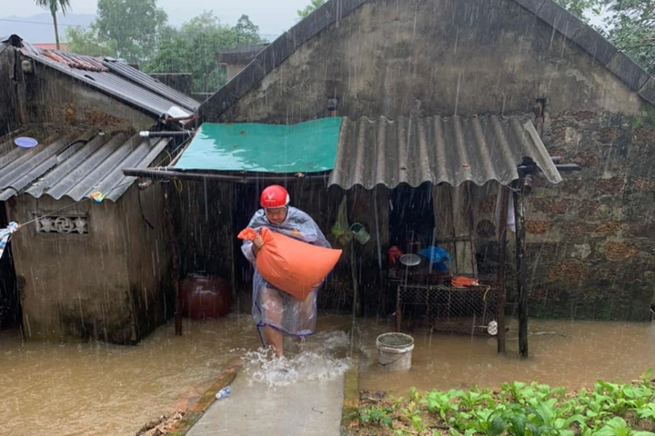 Nhiều nơi ở Hà Tĩnh ngập sâu, ô tô liều mình 'bơi' giữa biển nước - Ảnh 4.