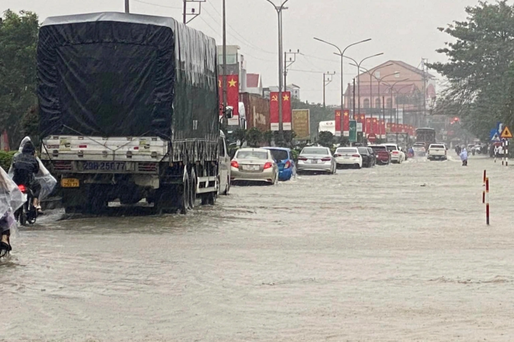 Nhiều nơi ở Hà Tĩnh ngập sâu, ô tô liều mình 'bơi' giữa biển nước - Ảnh 5.