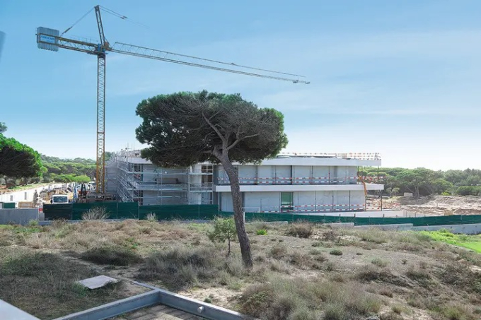 Cận cảnh siêu biệt thự &quot;đắt nhất Bồ Đào Nha&quot; đang được Ronaldo xây dựng: Rộng 2.700 m2, giá sơ sơ hơn 550 tỷ - Ảnh 1.