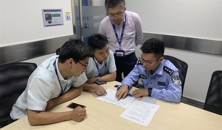 Nữ kế toán nhận được tin nhắn từ giám đốc, vội ra ngân hàng chuyển hơn 1 tỷ đồng: Cảnh sát ập đến yêu cầu phong tỏa tài khoản - Ảnh 2.