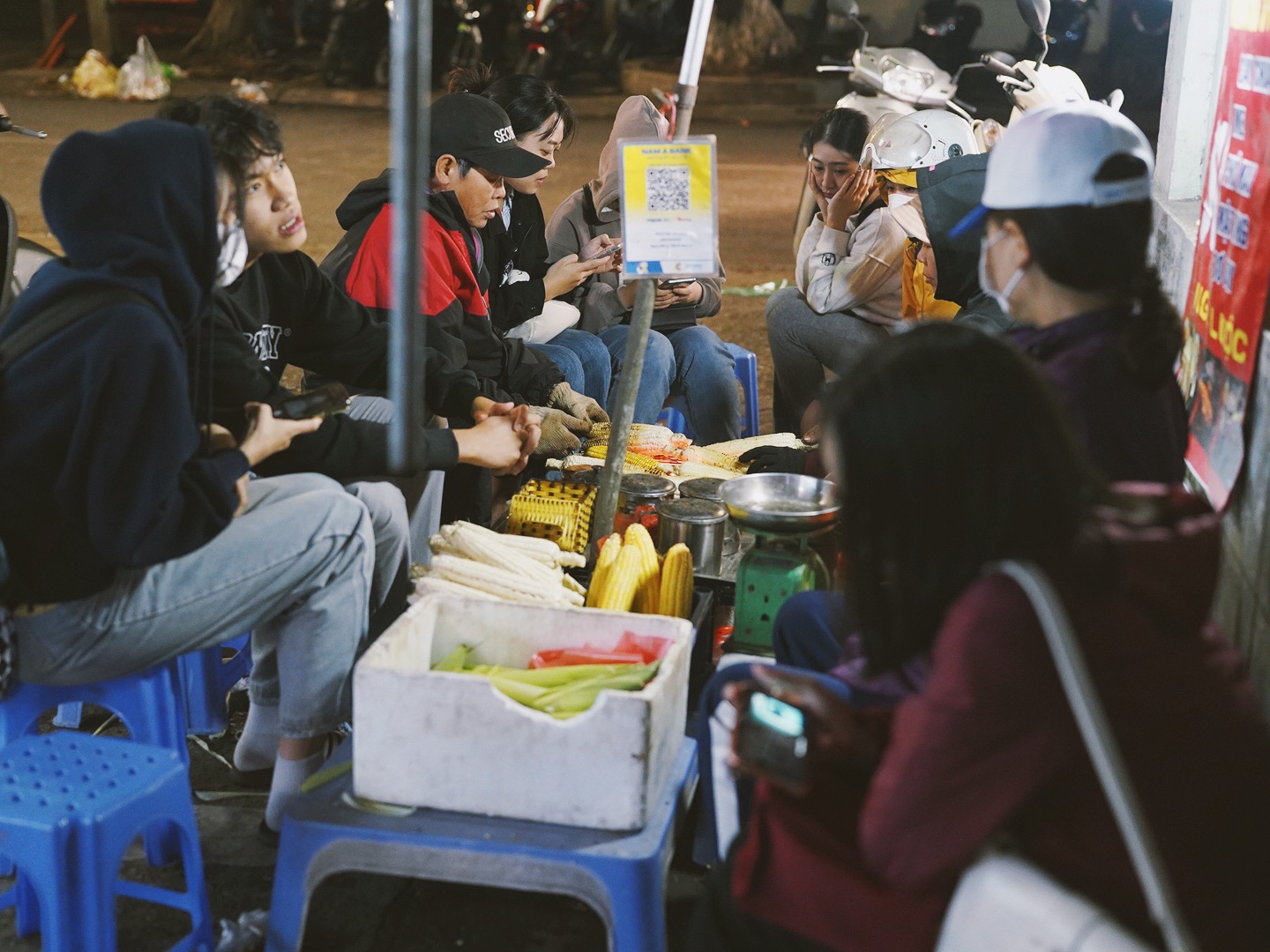 Giới trẻ Hà Nội đi ăn lẩu nướng đông nghịt nhân ngày gió lạnh: Thế này mới là tận hưởng chứ!- Ảnh 12.