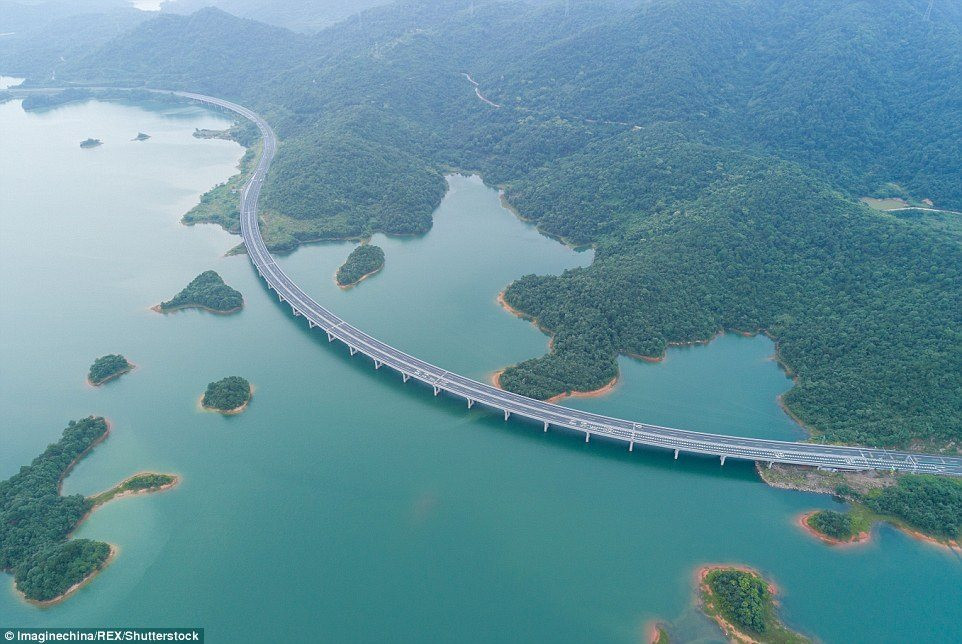 Không làm ‘rớt’ vật liệu xây dựng nào xuống nước, Trung Quốc vẫn xây thành công 'dải lụa uốn quanh hồ’ khiến báo Anh cũng phải ngỡ ngàng vì quá đẹp: Công nghệ Trung Quốc đúng là không thể đùa - Ảnh 1.