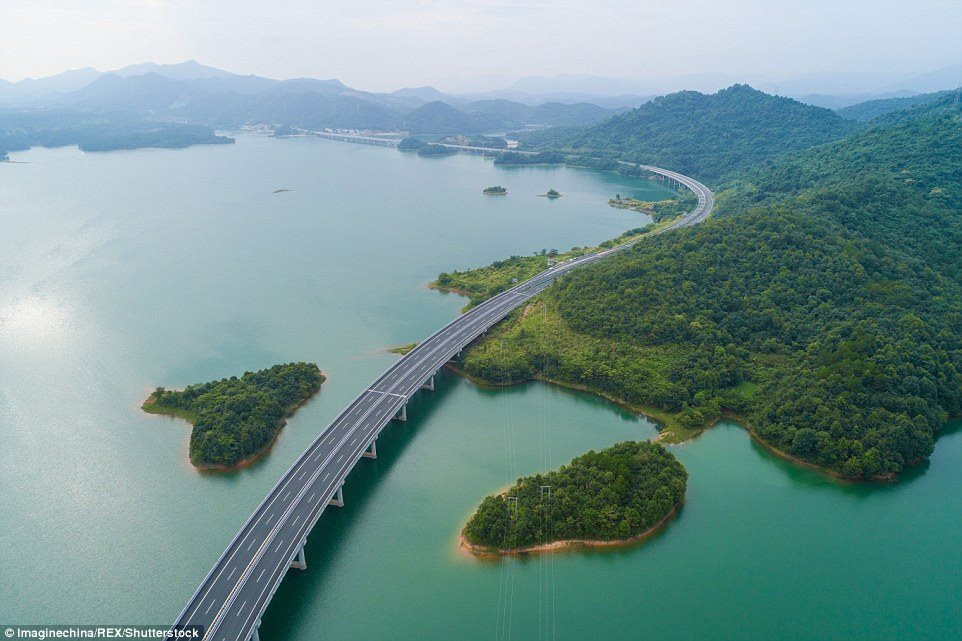 Không làm ‘rớt’ vật liệu xây dựng nào xuống nước, Trung Quốc vẫn xây thành công 'dải lụa uốn quanh hồ’ khiến báo Anh cũng phải ngỡ ngàng vì quá đẹp: Công nghệ Trung Quốc đúng là không thể đùa - Ảnh 3.