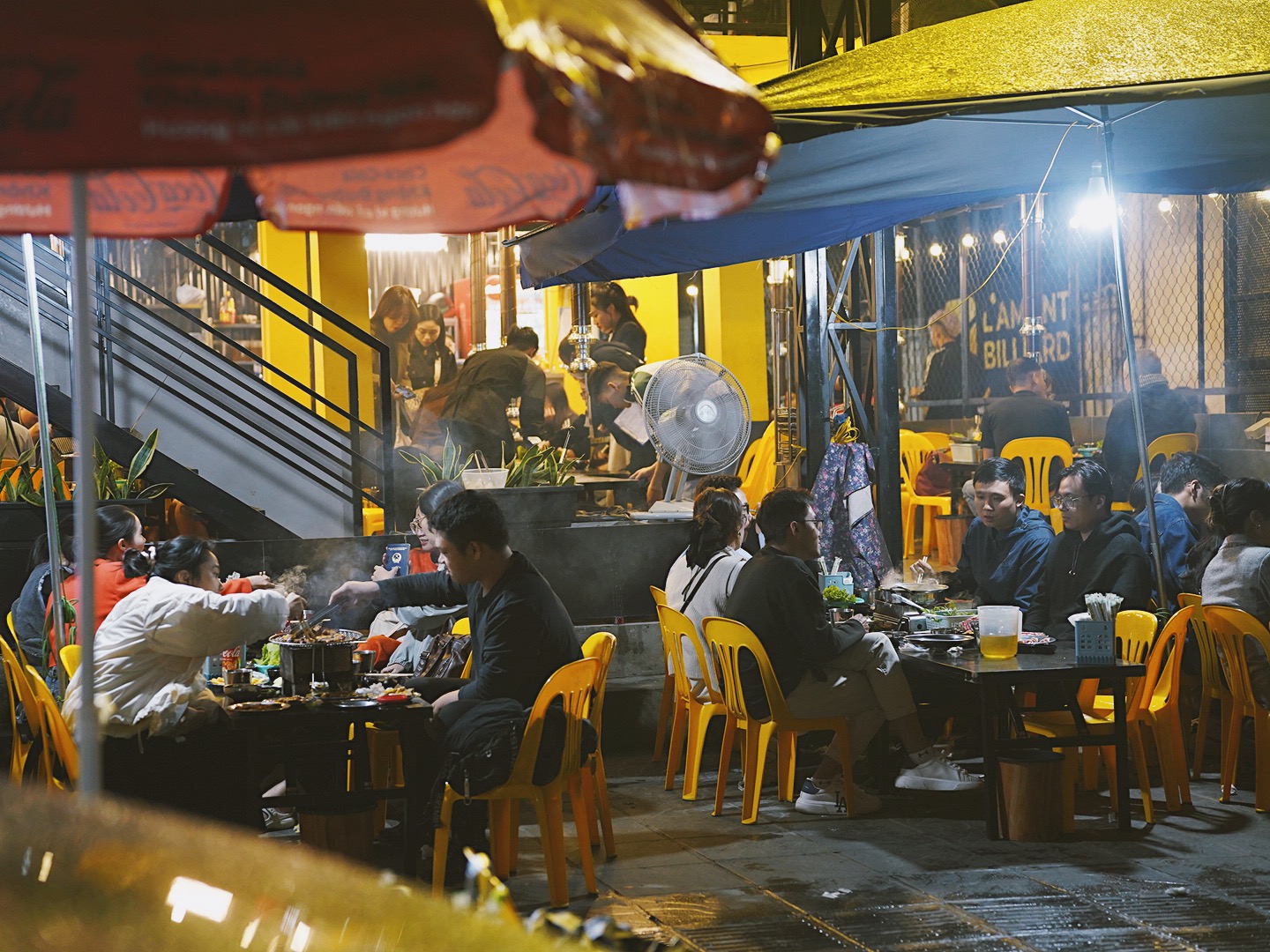 Giới trẻ Hà Nội đi ăn lẩu nướng đông nghịt nhân ngày gió lạnh: Thế này mới là tận hưởng chứ!- Ảnh 5.