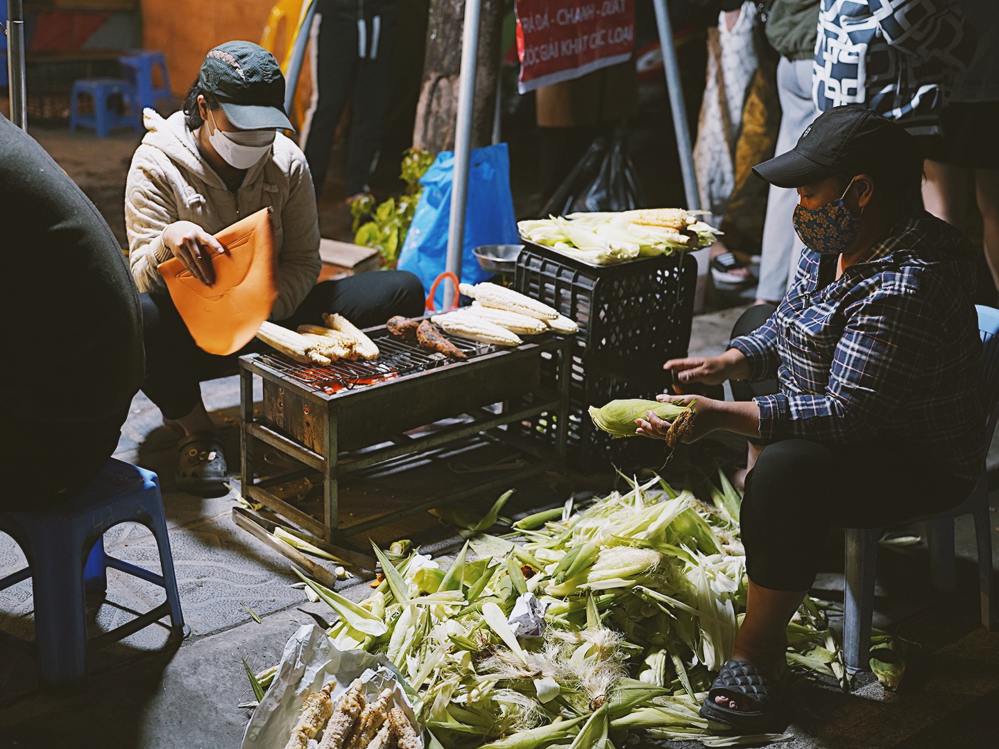 Giới trẻ Hà Nội đi ăn lẩu nướng đông nghịt nhân ngày gió lạnh: Thế này mới là tận hưởng chứ!- Ảnh 7.