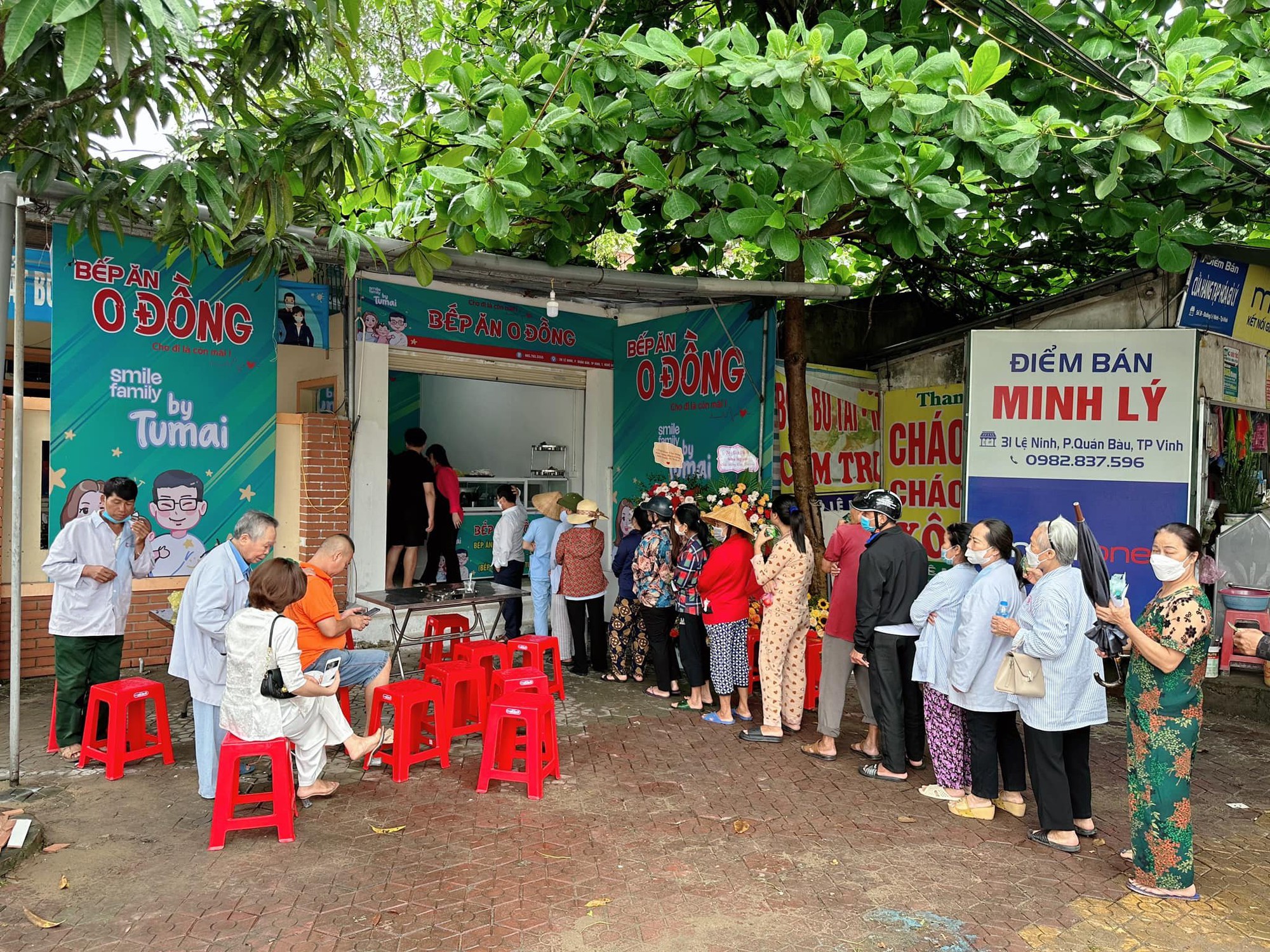 Vợ chồng hot TikToker xứ Nghệ chi 70 triệu mỗi tháng mở “Bếp ăn 0 đồng” giúp đỡ bệnh nhân có hoàn cảnh khó khăn- Ảnh 1.
