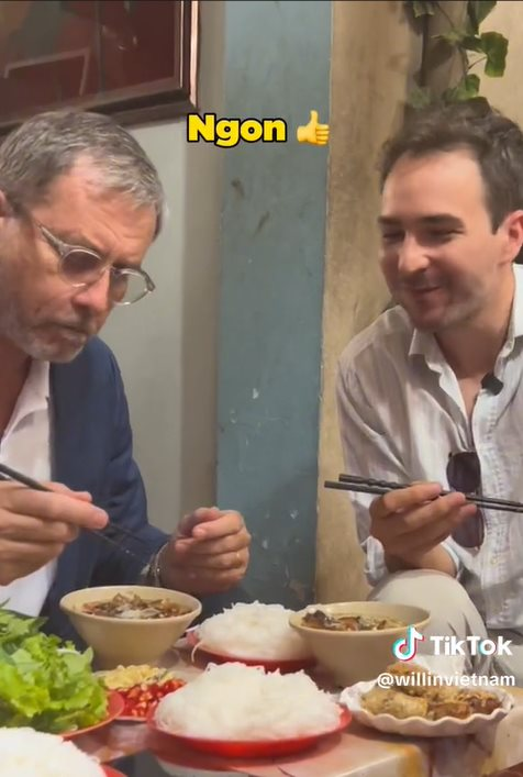 Một món ăn vỉa hè Hà Nội được tân Đại sứ Pháp khen ngon hết lời, thể hiện sự thích thú đặc biệt - Ảnh 4.