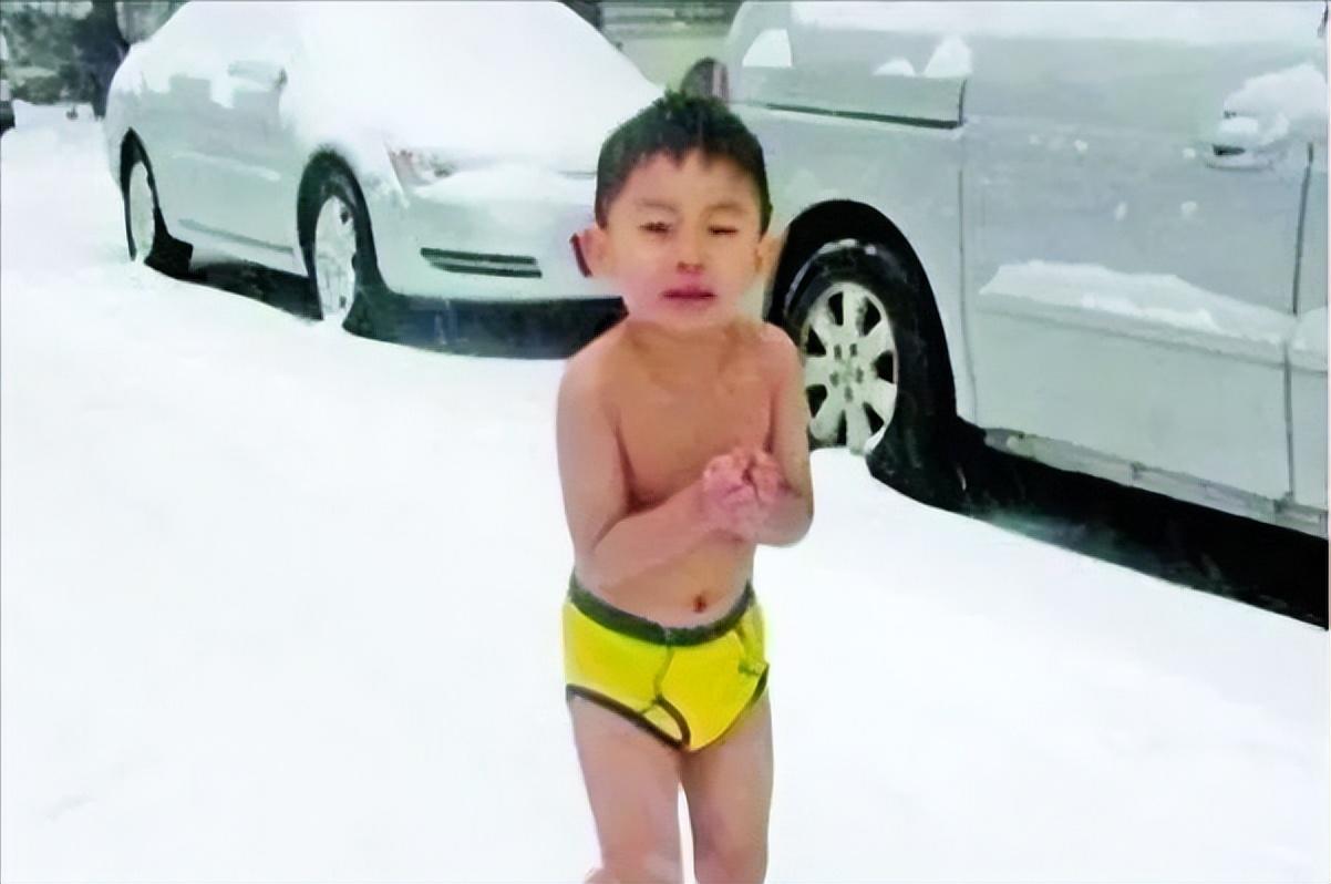 Bé trai 4 tuổi bị cha bắt cởi trần chạy trong trời tuyết năm nào: Cuộc sống hiện tại thay đổi ngoạn mục- Ảnh 2.