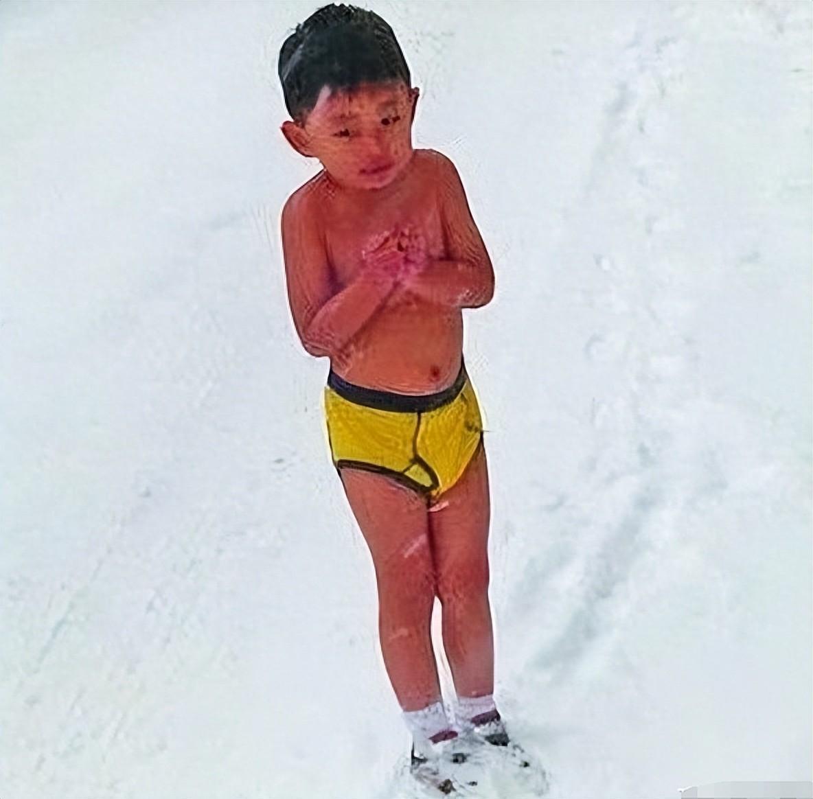 Bé trai 4 tuổi bị cha bắt cởi trần chạy trong trời tuyết năm nào: Cuộc sống hiện tại thay đổi ngoạn mục- Ảnh 1.