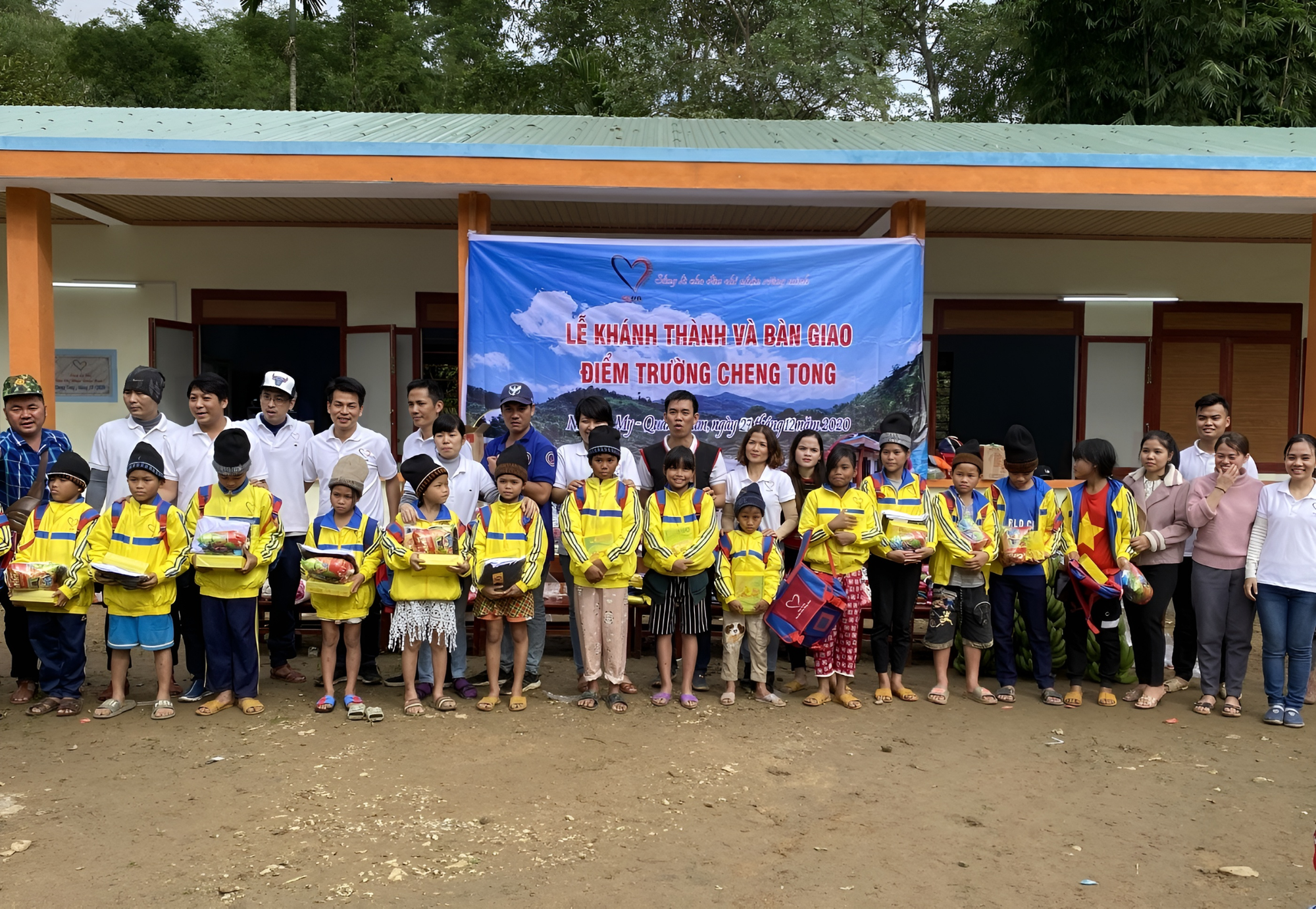 Nhóm bạn trẻ băng rừng, lội suối xây 17 ngôi trường cho học sinh vùng núi: "Các con đừng bỏ học nghe!" - Ảnh 9.