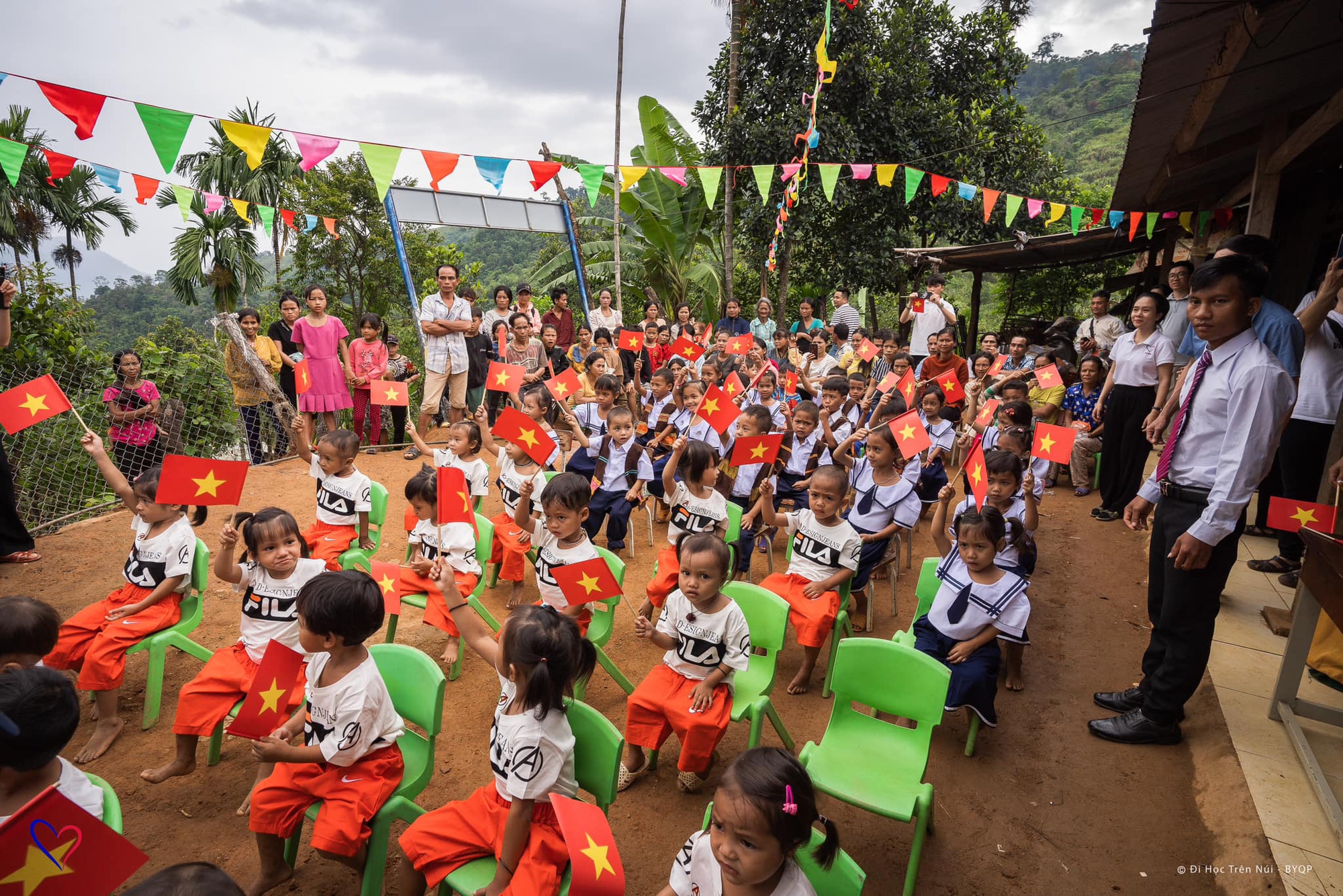 Nhóm bạn trẻ băng rừng, lội suối xây 17 ngôi trường cho học sinh vùng núi: "Các con đừng bỏ học nghe!" - Ảnh 11.