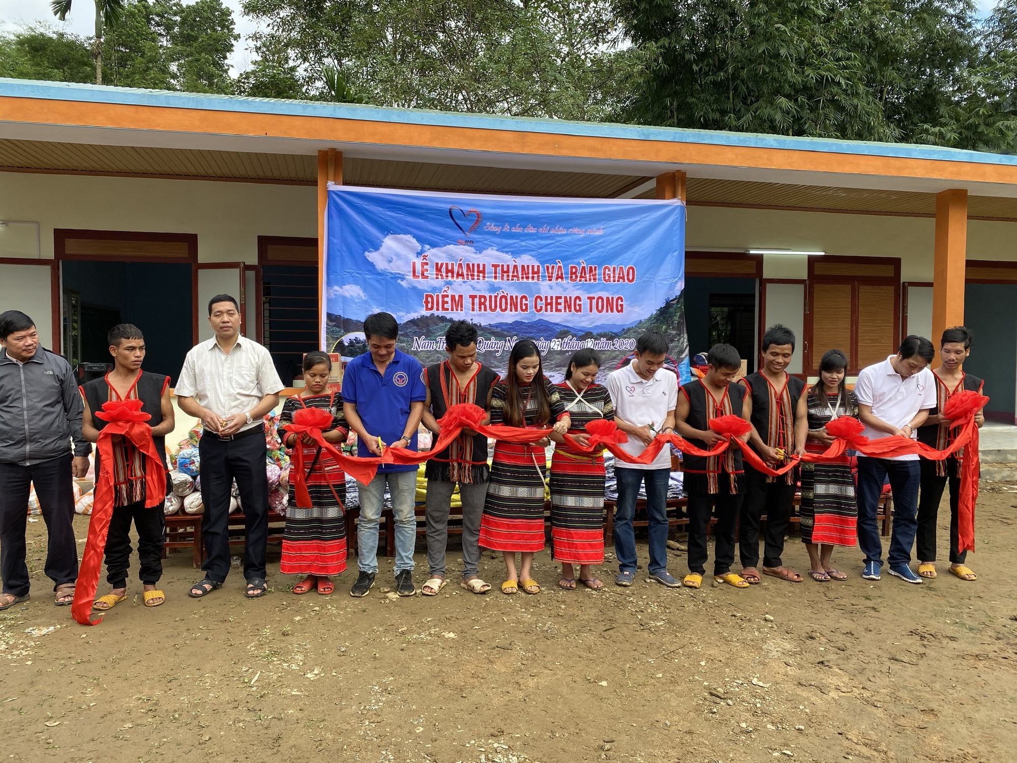 Nhóm bạn trẻ băng rừng, lội suối xây 17 ngôi trường cho học sinh vùng núi: "Các con đừng bỏ học nghe!" - Ảnh 8.