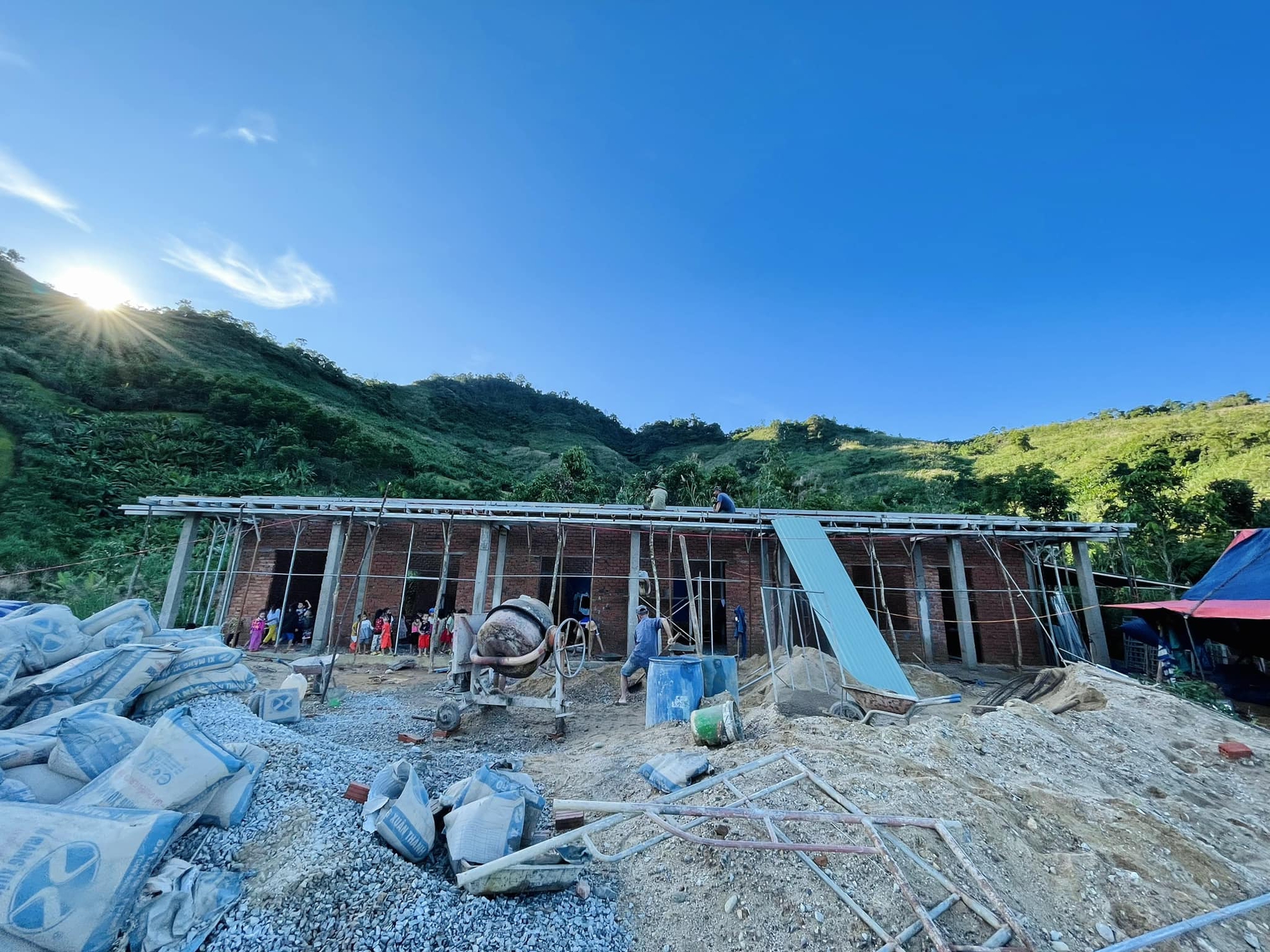 Nhóm bạn trẻ băng rừng, lội suối xây 17 ngôi trường cho học sinh vùng núi: "Các con đừng bỏ học nghe!" - Ảnh 7.