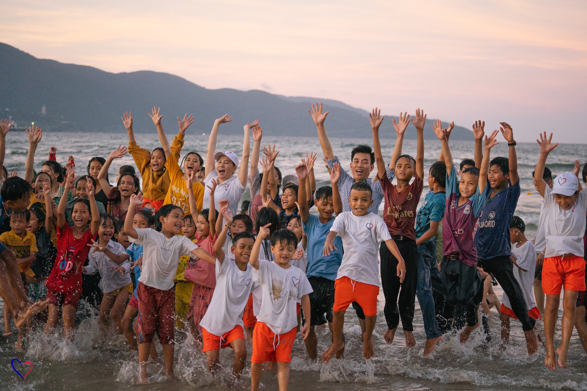 Nhóm bạn trẻ băng rừng, lội suối xây 17 ngôi trường cho học sinh vùng núi: "Các con đừng bỏ học nghe!" - Ảnh 13.