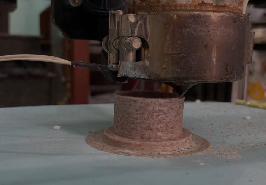 Dùng chai lọ nhựa bỏ đi, nhóm sáng chế Việt “điêu khắc” thành bàn ghế: Sáng tạo lạ giúp bảo vệ môi trường - Ảnh 4. Dùng chai lọ nhựa bỏ đi, nhóm sáng chế Việt “điêu khắc” thành bàn ghế: Sáng tạo lạ giúp bảo vệ môi trường - Ảnh 4.