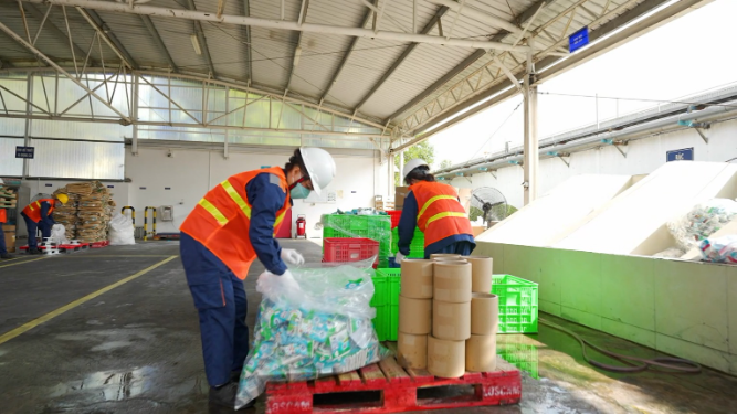 Sữa Cô Gái Hà Lan cùng đối tác nâng cao năng lực thu gom tái chế bao bì - Ảnh 3.