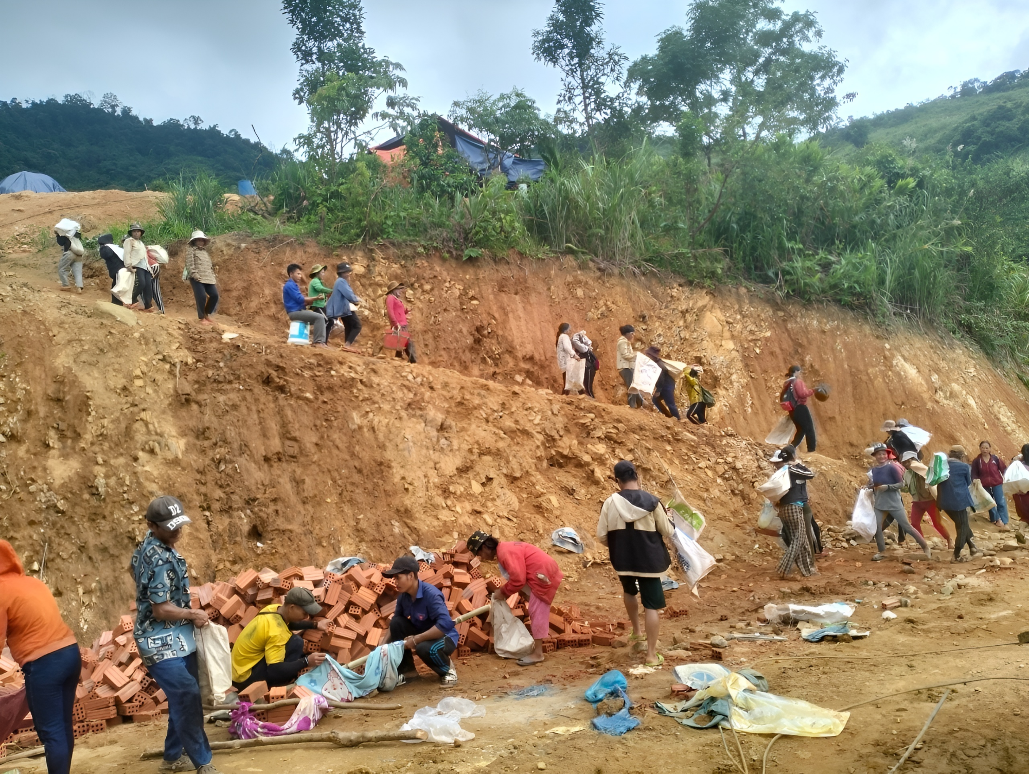 Nhóm bạn trẻ băng rừng, lội suối xây 17 ngôi trường cho học sinh vùng núi: "Các con đừng bỏ học nghe!" - Ảnh 6.