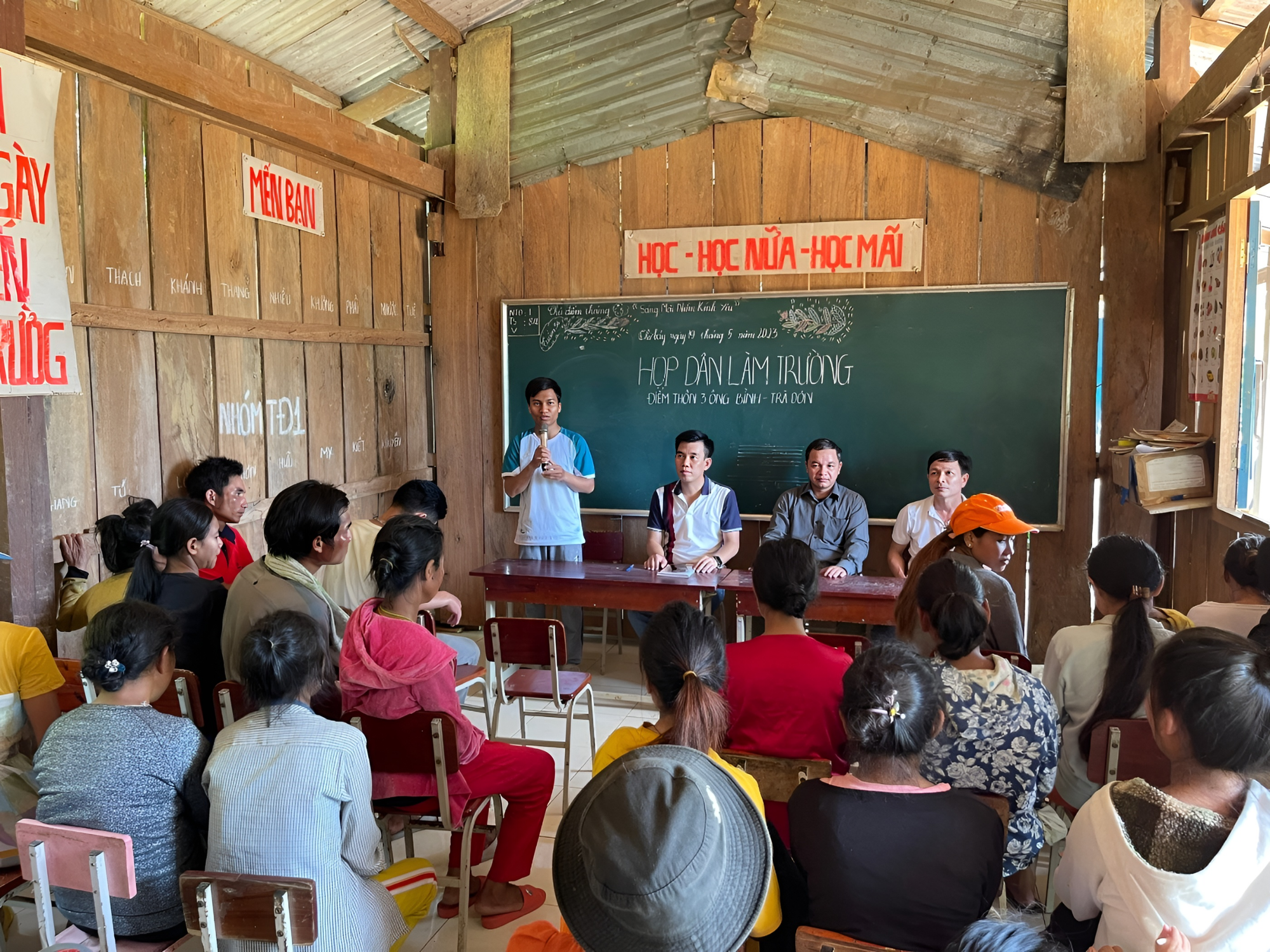 Nhóm bạn trẻ băng rừng, lội suối xây 17 ngôi trường cho học sinh vùng núi: "Các con đừng bỏ học nghe!" - Ảnh 3.