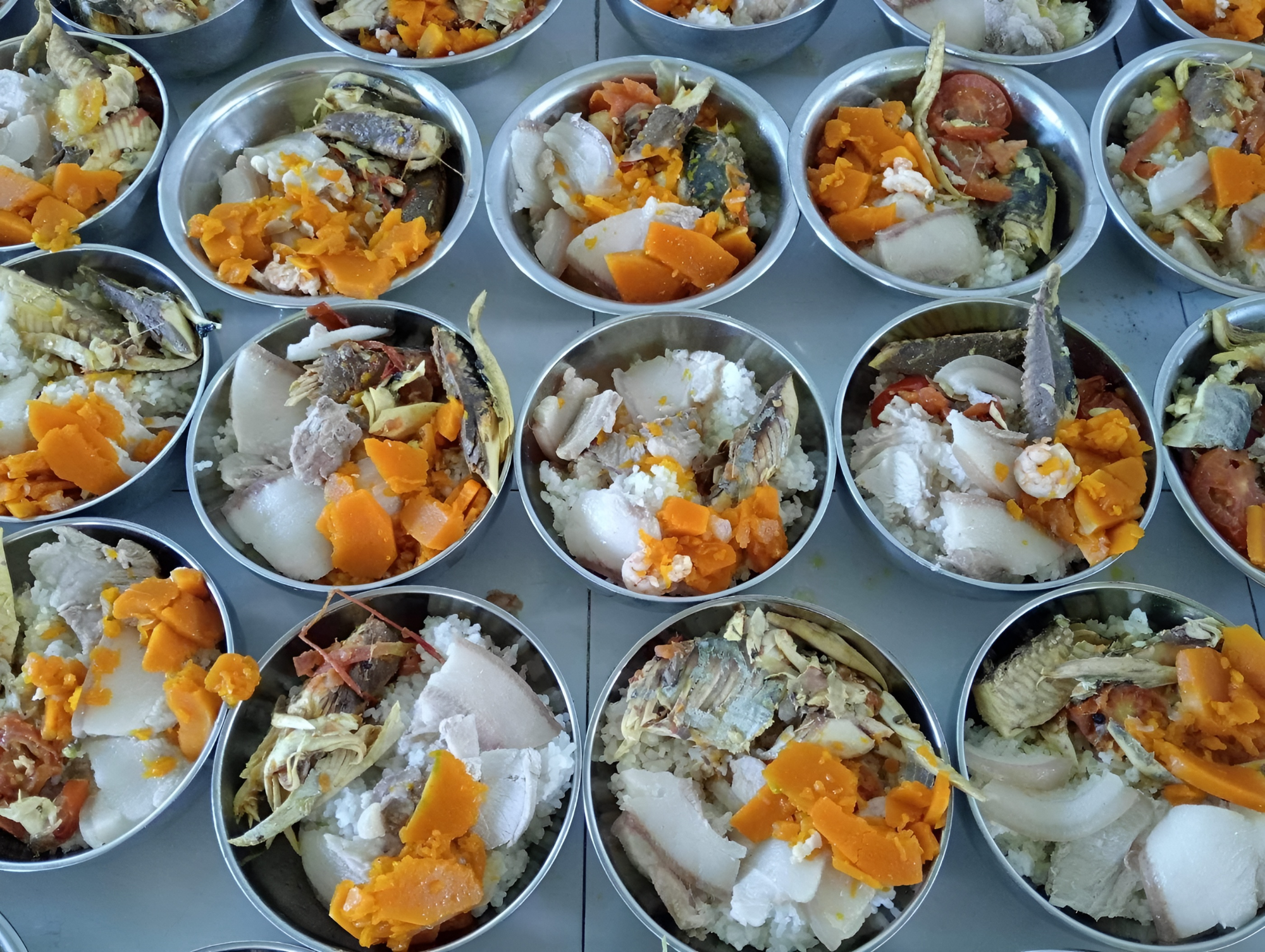 Chàng kỹ sư cùng nhóm bạn băng rừng, lội suối xây trường cho học sinh vùng núi: "Các con đừng bỏ học nghe!" - Ảnh 11.