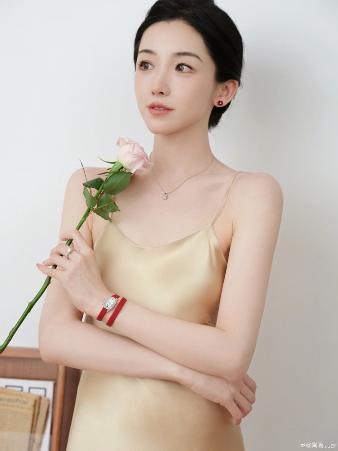 Phú bà tuổi 30 triệu người mơ ước: Xài thẻ đen, ở biệt phủ 1.200m2, khéo thế này bảo sao chồng chẳng chiều!- Ảnh 1. Phú bà tuổi 30 triệu người mơ ước: Xài thẻ đen, ở biệt phủ 1.200m2, khéo thế này bảo sao chồng chẳng chiều!- Ảnh 1.