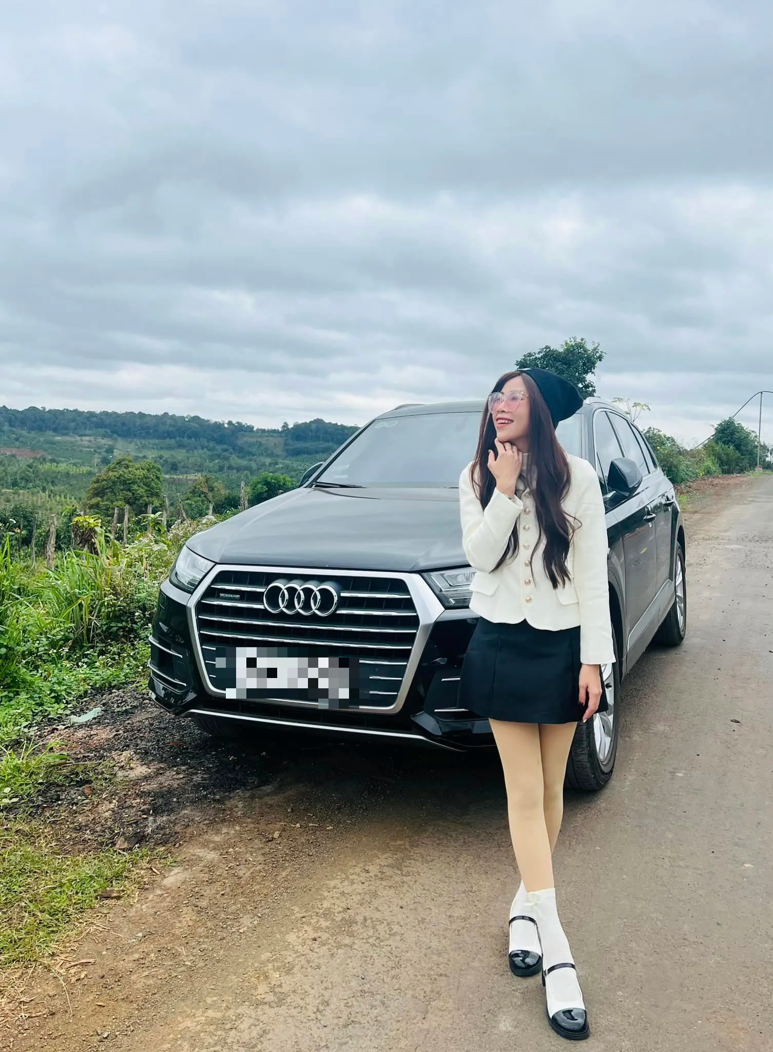 Vừa nhận nút kim cương, Thơ Nguyễn "flex" nhẹ cơ ngơi tiền tỷ, tài sản lớn đến mức tự khẳng định "em thấy em giàu lắm rồi" - Ảnh 3. Vừa nhận nút kim cương, Thơ Nguyễn "flex" nhẹ cơ ngơi tiền tỷ, tài sản lớn đến mức tự khẳng định "em thấy em giàu lắm rồi" - Ảnh 3.