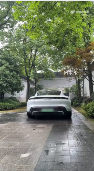 Phú bà tuổi 30 triệu người mơ ước: Xài thẻ đen, ở biệt phủ 1.200m2, khéo thế này bảo sao chồng chẳng chiều!- Ảnh 7. Phú bà tuổi 30 triệu người mơ ước: Xài thẻ đen, ở biệt phủ 1.200m2, khéo thế này bảo sao chồng chẳng chiều!- Ảnh 7.