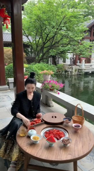 Phú bà tuổi 30 triệu người mơ ước: Xài thẻ đen, ở biệt phủ 1.200m2, khéo thế này bảo sao chồng chẳng chiều!- Ảnh 8. Phú bà tuổi 30 triệu người mơ ước: Xài thẻ đen, ở biệt phủ 1.200m2, khéo thế này bảo sao chồng chẳng chiều!- Ảnh 8.