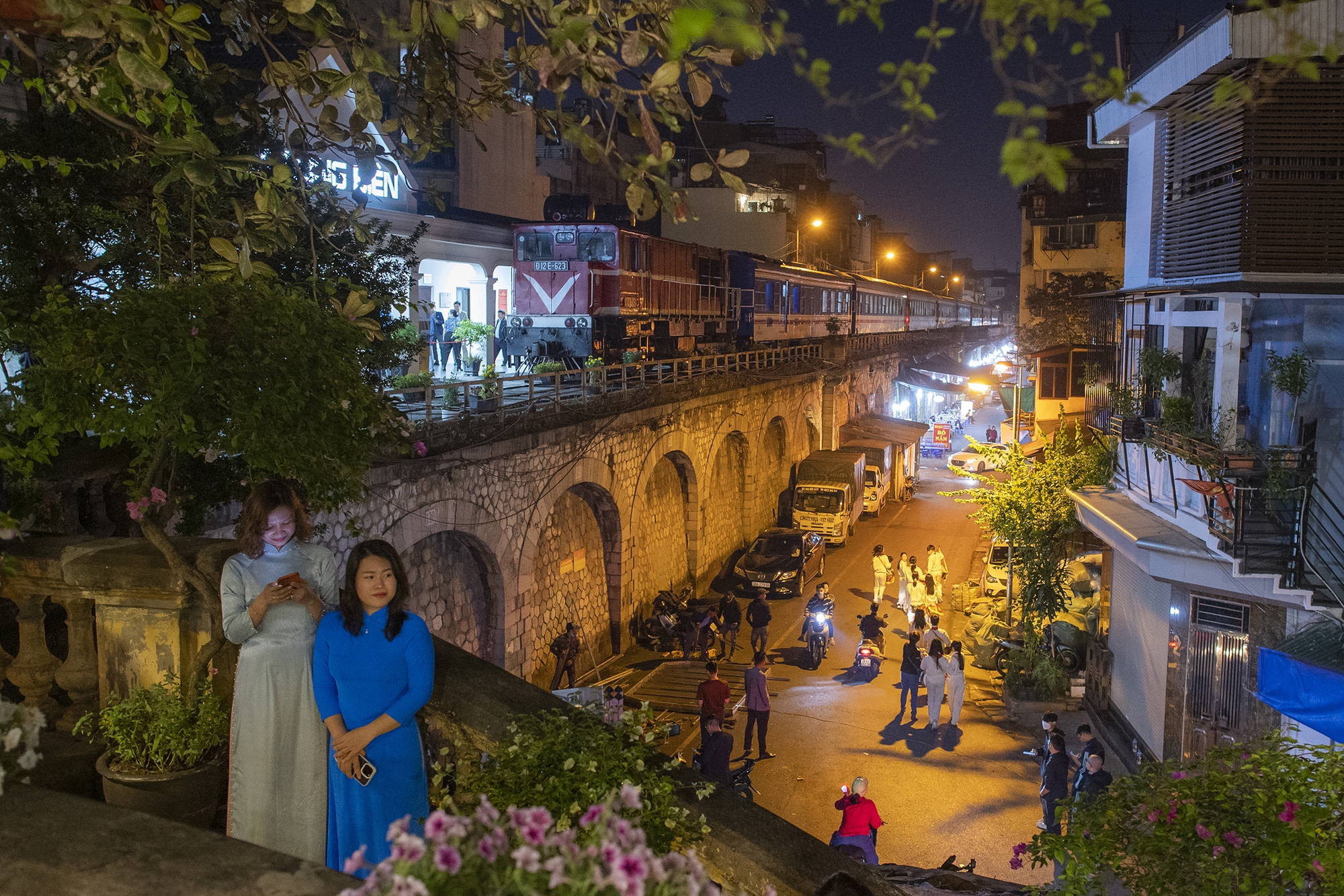 Khám phá chuyến tàu "lạ" 22 phút, lần đầu chỉ chạy ở nội đô Hà Nội với những trải nghiệm chưa bao giờ có - Ảnh 2. Khám phá chuyến tàu "lạ" 22 phút, lần đầu chỉ chạy ở nội đô Hà Nội với những trải nghiệm chưa bao giờ có - Ảnh 2.