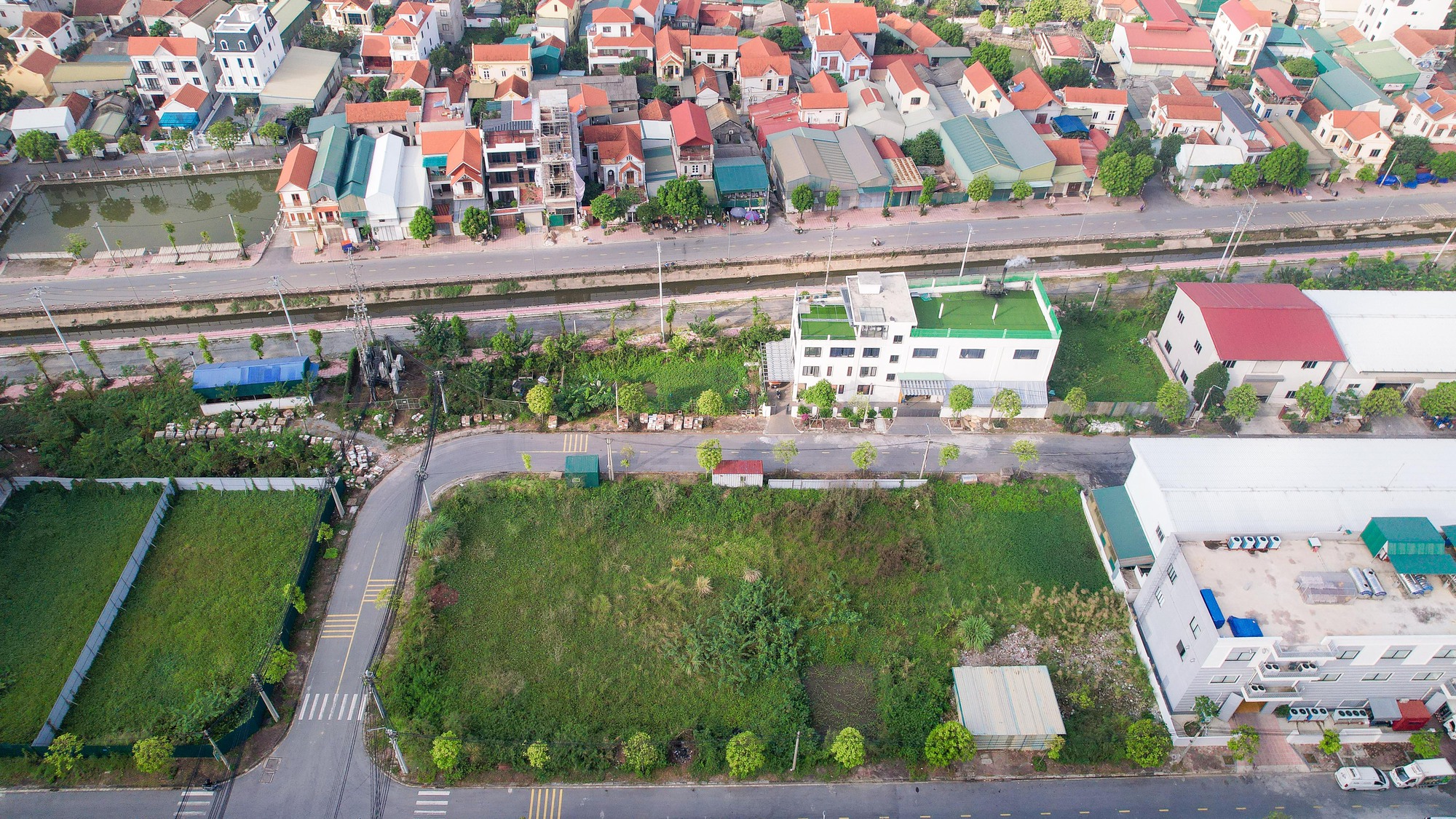 Cận cảnh loạt biệt thự mọc bên trong cụm công nghiệp làng nghề ở Hà Nội - Ảnh 6.